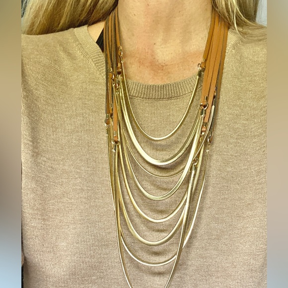 BCBG MAX AZRIA Layered Leather and Gold Tone Chain Necklace EUC - Picture 2 of 11